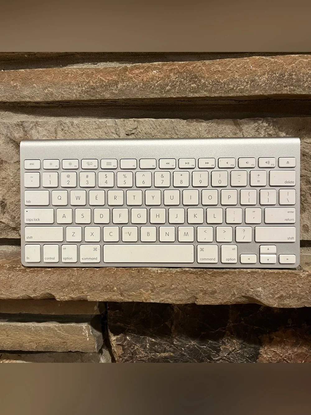 Apple A1314 Compact Wireless Bluetooth Keyboard - Silver/White